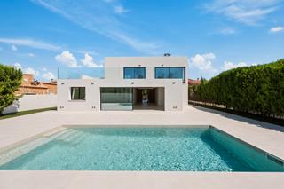 Xalet a Badia Blava-Badia Gran-Tolleric. Exclusiva villa nueva y luminosa en venta cerca de la costa en l