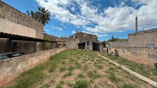 Finca rústica a Ses Salines Poble. Parcela en venta con excelentes conexiones en ses salines, sures