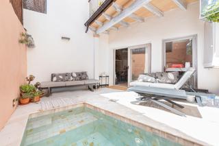 Mas à Pollença Poble. Elegante casa de pueblo con piscina en venta en el centro de pol
