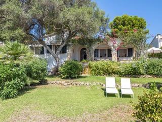 Chalet in Ciutat d´Alcúdia. Impresionante villa frente al mar en venta en alcanada, noreste