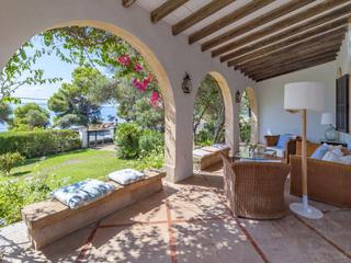 Chalet in Ciutat d´Alcúdia. Impresionante villa frente al mar en venta en alcanada, noreste