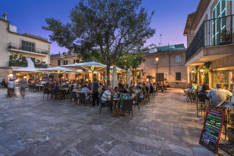 Foto a82c0148-a2bc-42a1-b723-ab6e63e78b44. Chalet impresionante villa frente al mar en venta en alcanada, noreste de mallorca en Alcúdia
