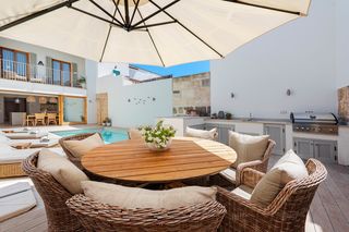 Casale in Pollença Poble. Elegante casa de pueblo renovada con piscina en venta en pollens
