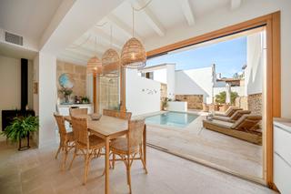 Bauernhof in Pollença Poble. Elegante casa de pueblo renovada con piscina en venta en pollens