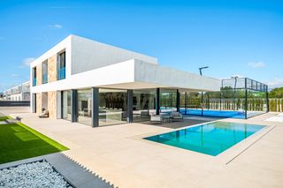 Rent Chalet in Sa Cabana - Can Carbonell - Ses Cases Noves. Villa moderna con piscina y pista de pádel en venta cerca de pal