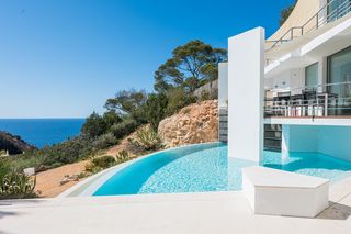 Chalet en Cala Vedella-Cala Tarida. Villa costera de lujo con bajada al mar y licencia vacacional en