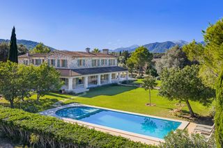 Bauernhof in Pollença Poble. Finca rural reformada con impresionantes jardines en venta en po