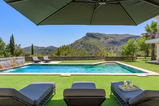 Casale in Ciutat d´Alcúdia. Finca renovada con vistas al mar en venta entre pollensa y alcud
