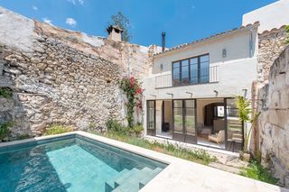 Masia a Selva. Casa adosada renovada con piscina en venta en selva, en el centr