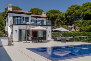 Chalet in Cala Ratjada. Villa en primera línea de mar en venta en cala ratjada, noreste