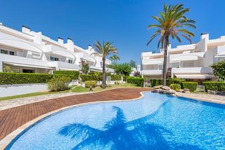 Doppelhaus in Port de Pollença. Casa adosada de lujo con piscina comunitaria en venta en puerto