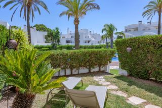 Casa bifamiliare in Port de Pollença. Casa adosada de lujo con piscina comunitaria en venta en puerto