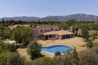 Chalet à Es Garrovers. Villa de campo elegante con piscina en venta en marratxí, cerca