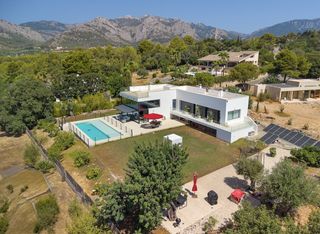 Chalet à Bunyola. Villa de diseño con vistas a la montaña a la venta en bunyola, a