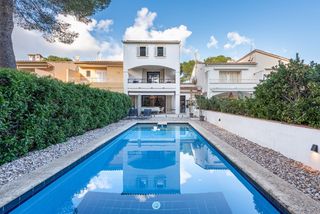 Casa bifamiliare in Port de Pollença. Elegante casa adosada en venta a pocos pasos de la playa de puer