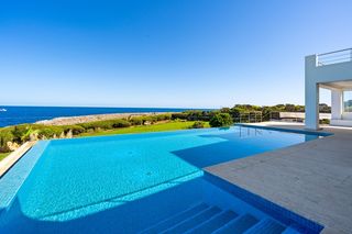 Xalet a Cala d´Or. Villa de diseño en primera línea de mar en venta en cala dor, su