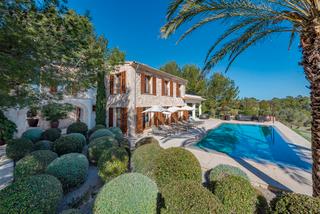 Masia a Porreres. Villa oasis con licencia de alquiler vacacional y pista de tenis