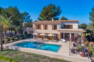 Country house in Porreres. Villa oasis con licencia de alquiler vacacional y pista de tenis