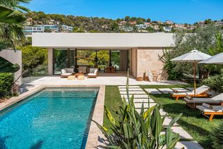 Xalet a Cala Vinyes. Villa de alta calidad con casa de invitados en venta en portals
