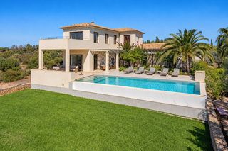 Mas à Es Llombards. Villa con licencia de alquiler y pista de tenis a la venta en se
