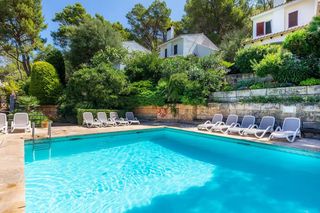 Xalet a Cala Sant Vicenç. Villa con licencia de alquiler vacacional en venta en cala san v