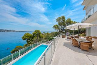 Xalet a Magaluf. Villa reformada con acceso privado al mar en venta en torrenova,