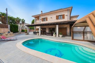 Chalet in Can Picafort. Villa en zona urbana con gran patio y piscina en venta en can pi