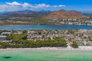 Chalet in Port d´Alcúdia-Platja dÁlcúdia. Villa en primera línea de playa con licencia de vacaciones y vis