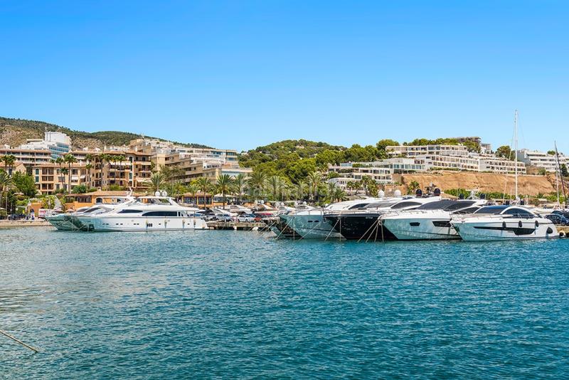 Foto 16f565ed-c278-47b5-9b9d-6a0f7c5a8f18. Chalet with parking pool in Sol de Mallorca Calvià