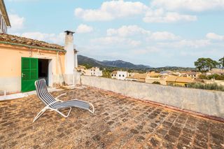 Masia a Selva. Casa de pueblo para reformar en venta en el centro de selva, mal