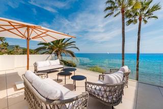 Xalet a Cala Bona. Chalet vanguardista en primera línea de mar en venta en port ver