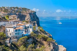 Xalet a Port D´Andratx. Atractiva villa en primera línea en venta con enorme potencial e
