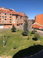 Miete Etagenwohnung in Avenida luis morán 61. Se alquila piso en benavente
