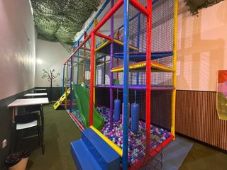 Local Comercial en Sur. Venta de nave industrial equipada para celebraciones infantiles