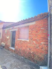 House  Calle san isidro 23. Casa con patio y opción de garaje a reformar