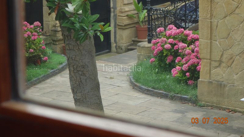 Foto 8145bd36-fb75-40c4-a339-08806d21ae8b. Lloguer pis amb xemeneia calefacció piscina a Neguri Getxo
