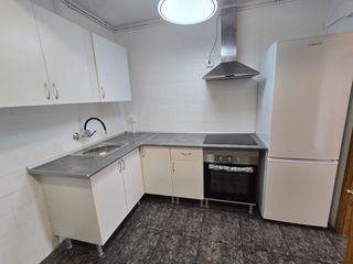 Affitto Appartamento in El Pilar-La Estación. Se alquila piso sin amueblar en zona campo de fútbol