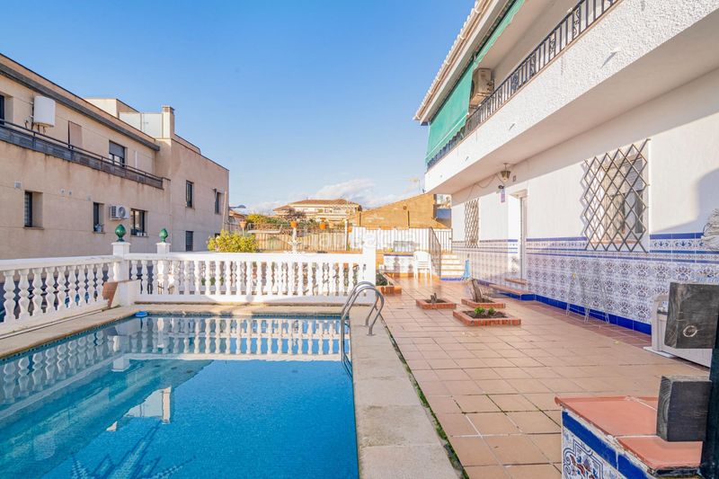 Foto 17c7d403-70ea-4d02-98e9-3c5695a66f72. Xalet amb calefacció aparcament piscina a Barrio de la Vega Monachil