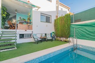 Casa adosada  Calle avellano. Pareada en venta cájar