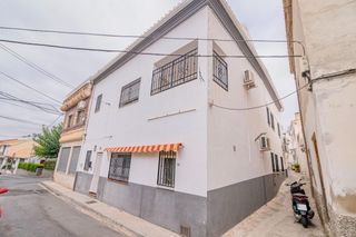 Casa aparellada  Calle del sol. Tu nuevo hogar te espera en huétor vega