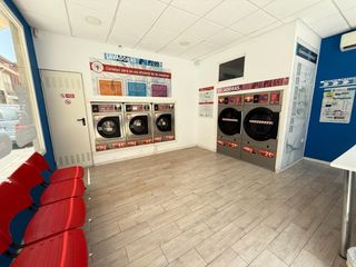 Lloguer Local Comercial  Calle v centenario. Lavandería está ubicada en armilla
