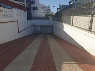 Parking voiture à Avenida rosita ferrer 23. Venta de plaza de garaje en urbanizacion de roquetas de mar