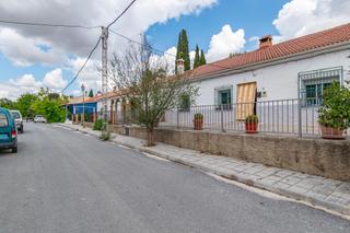 Casa  Calle pantano. Magnífica casa en una planta con gran parcela en un entorno idíl