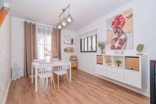 Maison jumele  Paseo lavanderas. Chalet adosado de estilo moderno en la entrada de vegas del geni