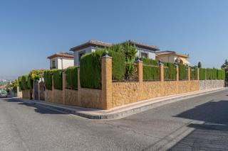 Maison jumelée à La Zubia Ciudad. Casa pareada en esquina