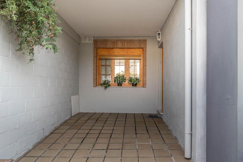 Foto fa4fb40f-8f5c-4139-8ba2-3f7d90a5fcd8. Casa pareada  en esquina en La Zubia Ciudad Zubia (La)