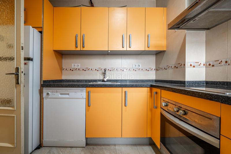 Foto 027c73ac-d37d-440f-be47-0358ee74ccc9. Piso céntrico piso en tercera planta de 3 dormitorios, baño y balcón junto a plaza de los lobos en Granada