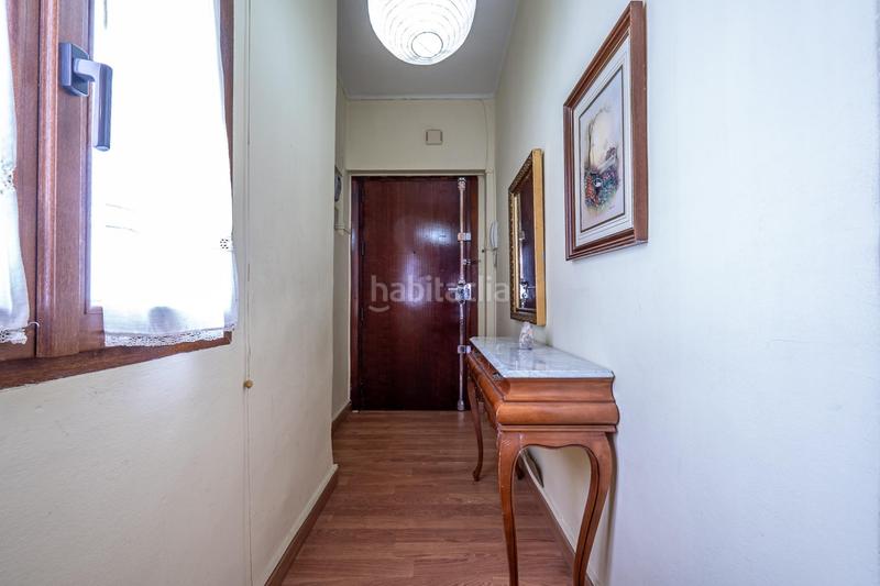 Foto 13af22ab-4352-46d3-832d-28418c18597a. Piso céntrico piso en tercera planta de 3 dormitorios, baño y balcón junto a plaza de los lobos en Granada