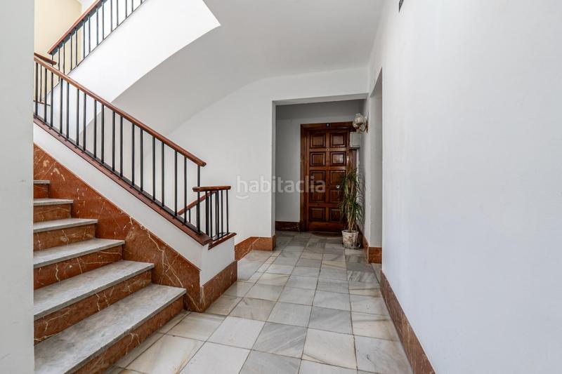 Foto 15a4f357-32ea-4dde-8c01-b3f7300db819. Piso céntrico piso en tercera planta de 3 dormitorios, baño y balcón junto a plaza de los lobos en Granada
