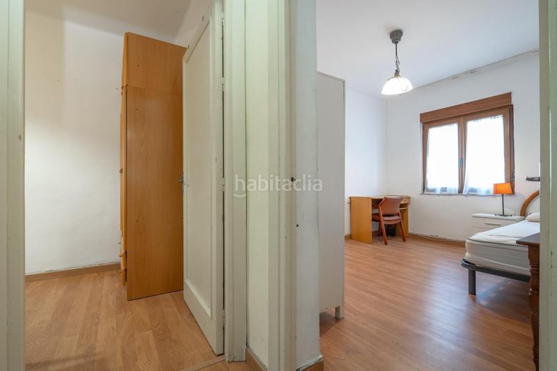 Foto 1826e7e6-9fec-4e57-9220-11f00813e8b1. Piso céntrico piso en tercera planta de 3 dormitorios, baño y balcón junto a plaza de los lobos en Granada